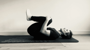 homem fazendo alongamento deitado